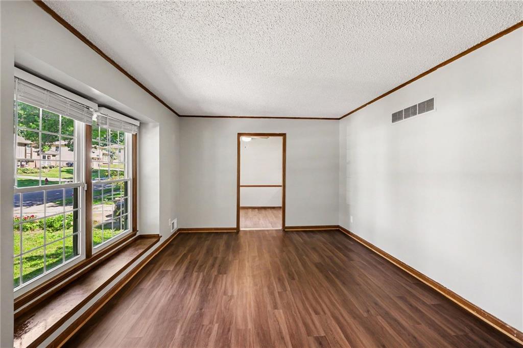 11047 Spring Valley Road Kansas City, MO 64134 - Photo 6 of 19