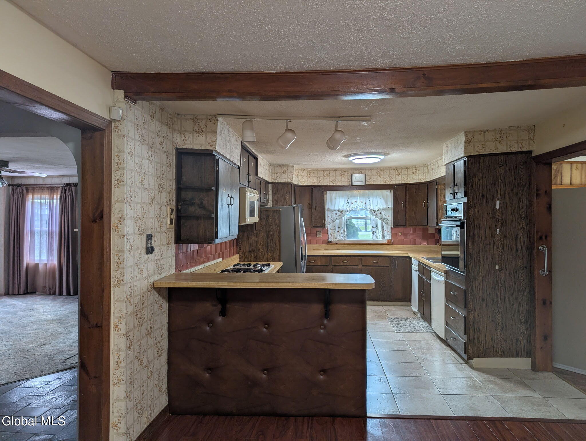 31 St George Place Colonie, NY 12304 - Photo 2 of 36 1