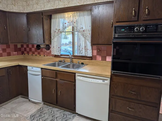 $379,000 | 31 St George Place, Colonie, NY 12304