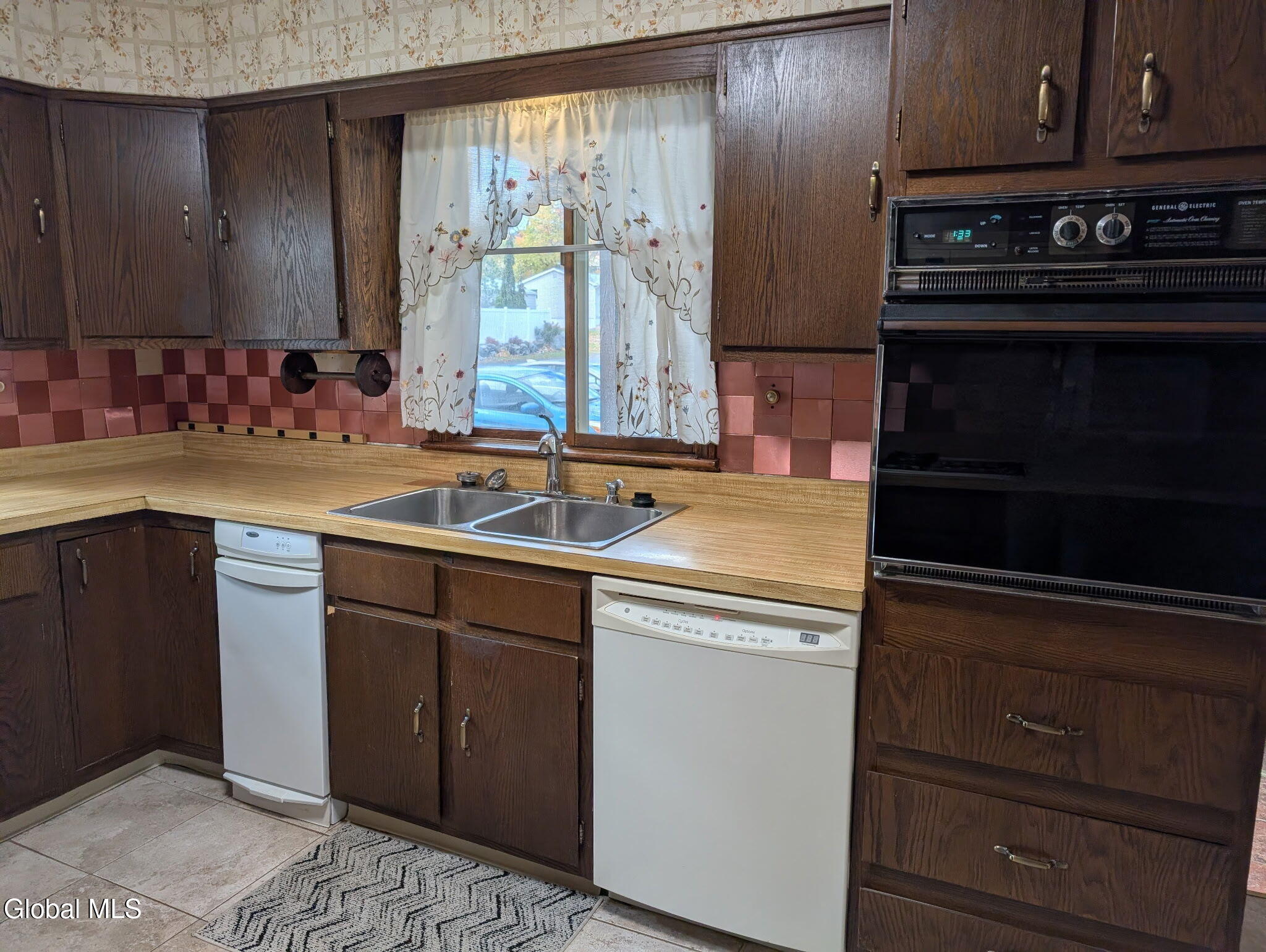 31 St George Place Colonie, NY 12304 - Photo 3 of 36 2