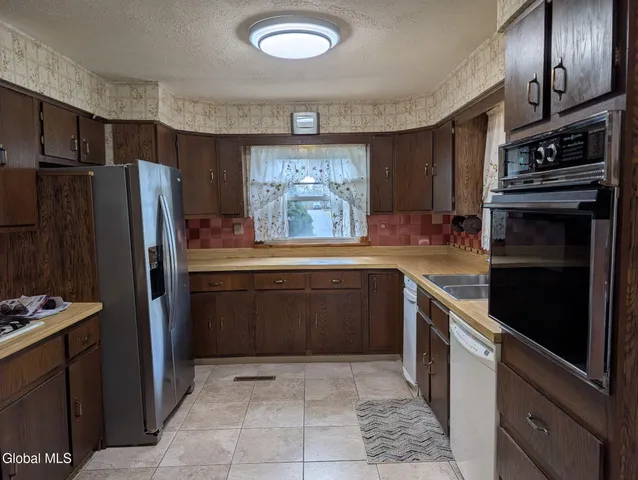 $379,000 | 31 St George Place, Colonie, NY 12304