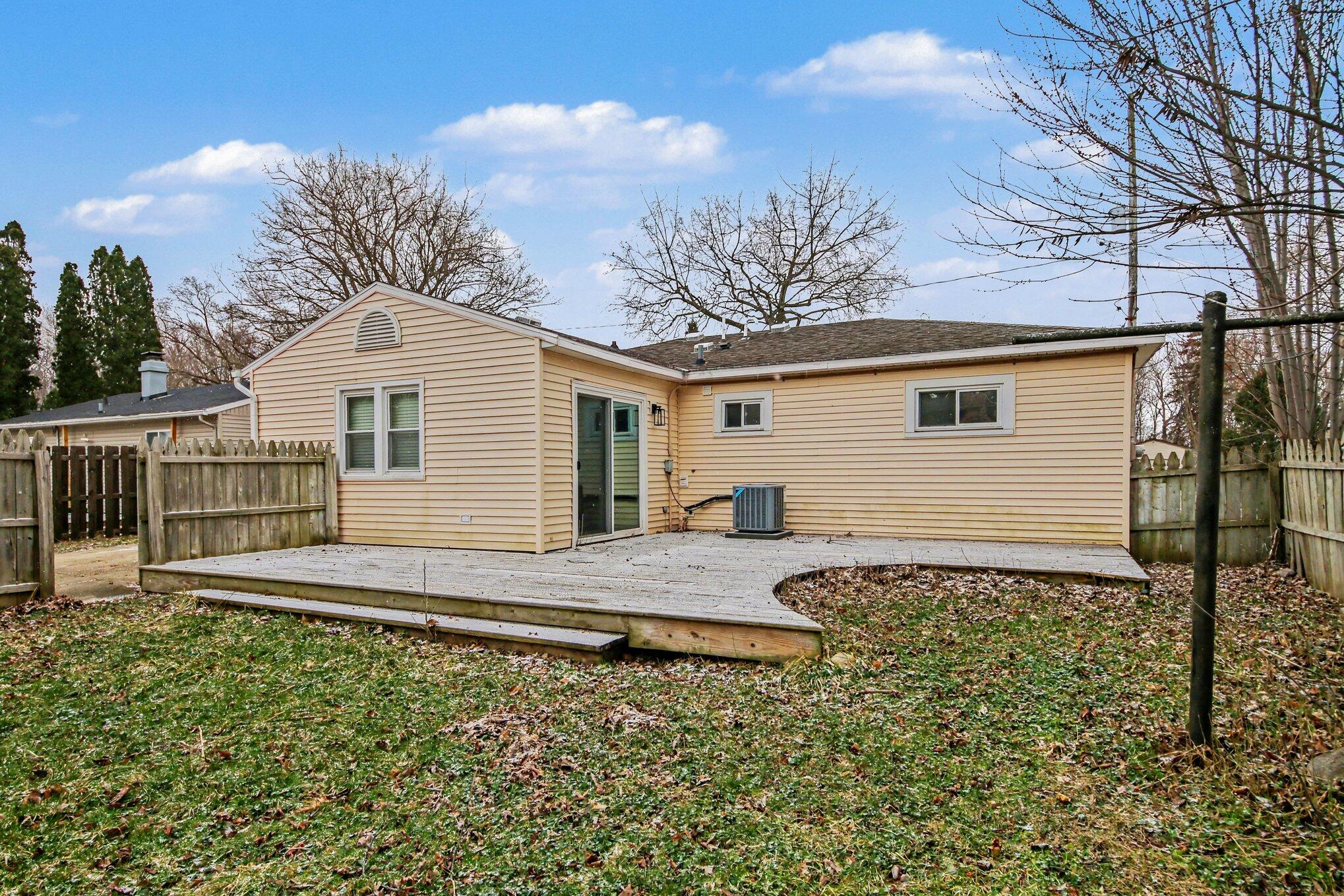 129 Barry Street Southeast Grand Rapids, MI 49548 - Photo 4 of 16 016_file_3484
