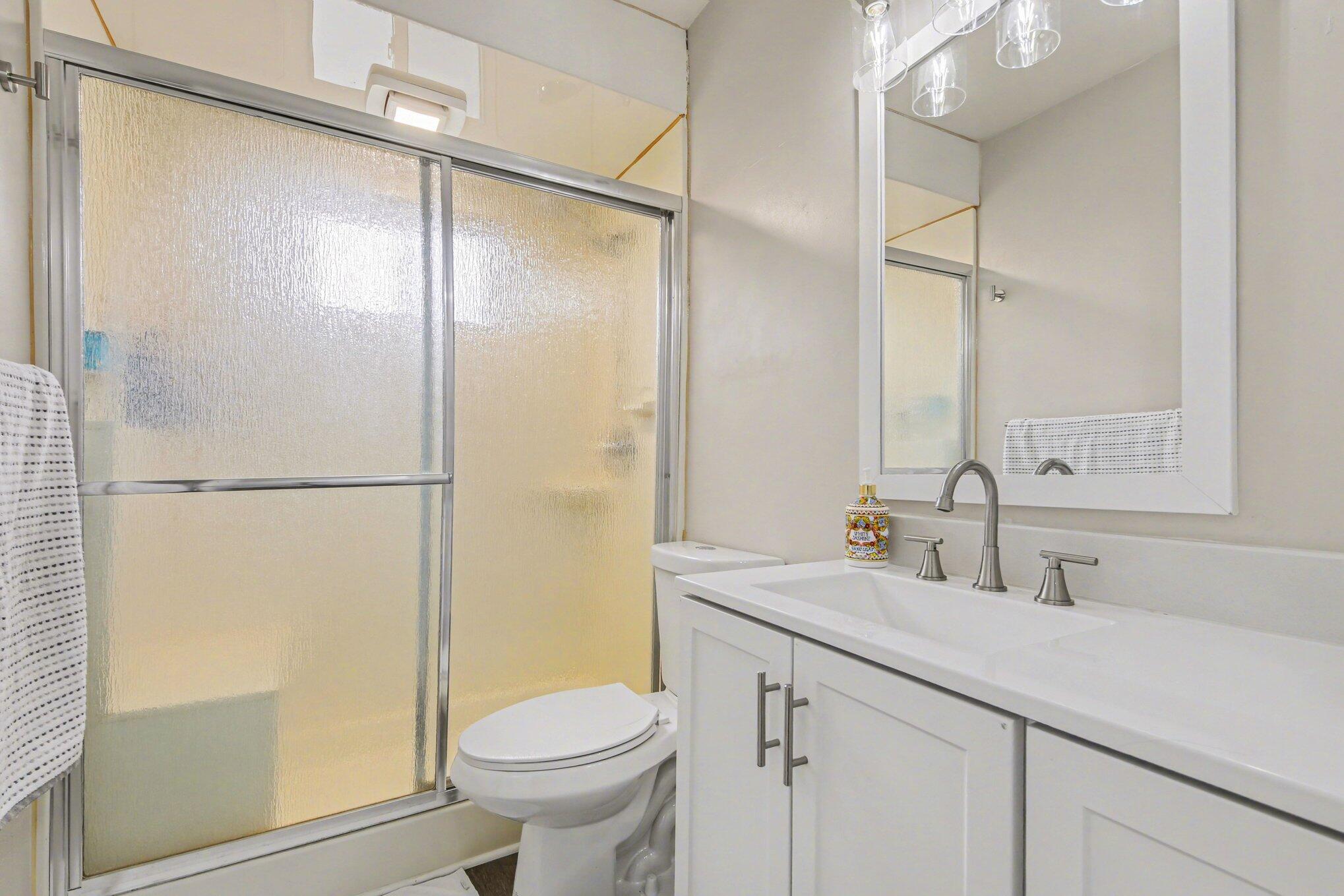 129 Barry Street Southeast Grand Rapids, MI 49548 - Photo 10 of 16 010_file_1437