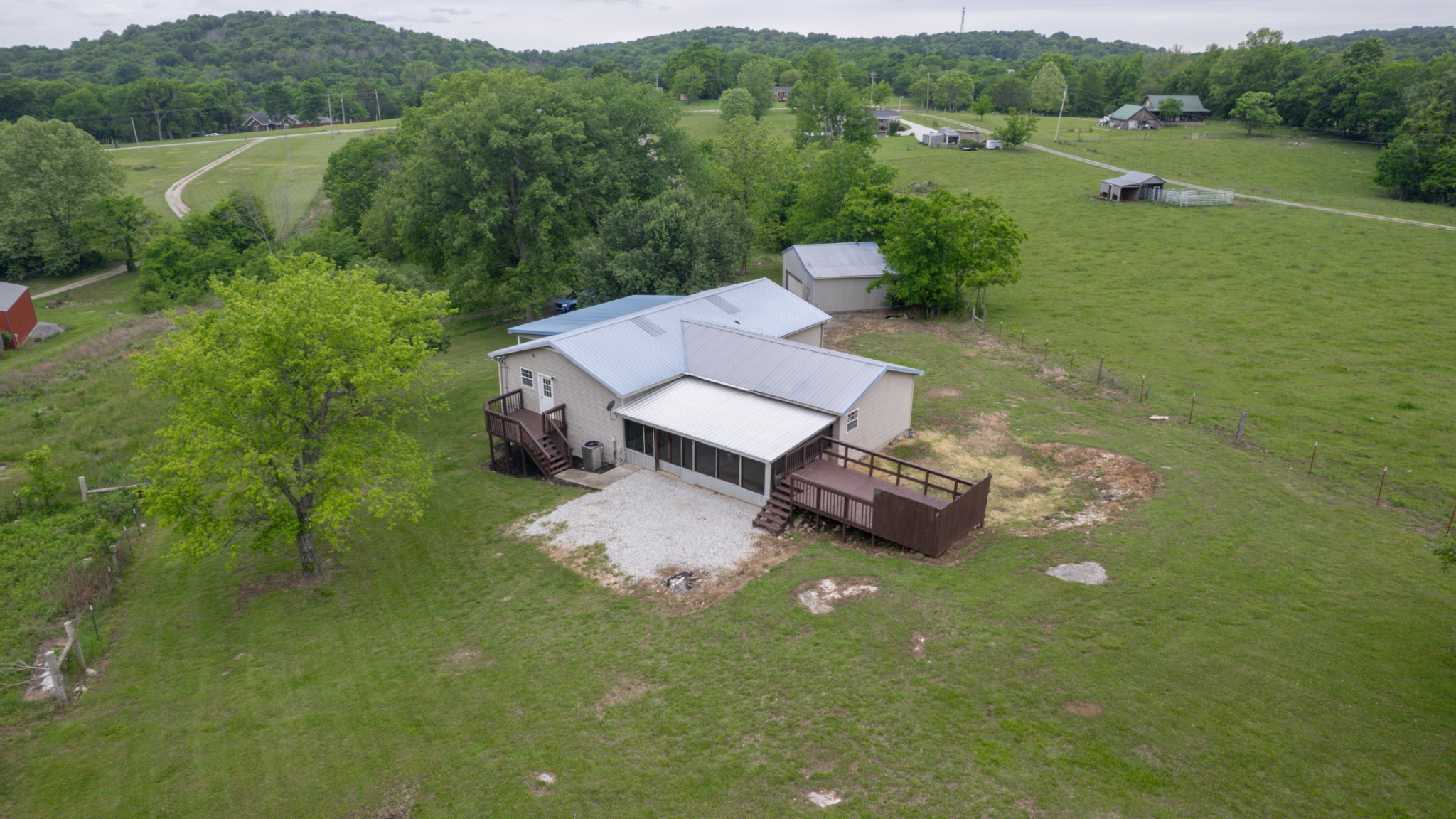 75 Vantrease Road Brush Creek, TN 38547 - Photo 31 of 34 a view of a backyard with table and chairs