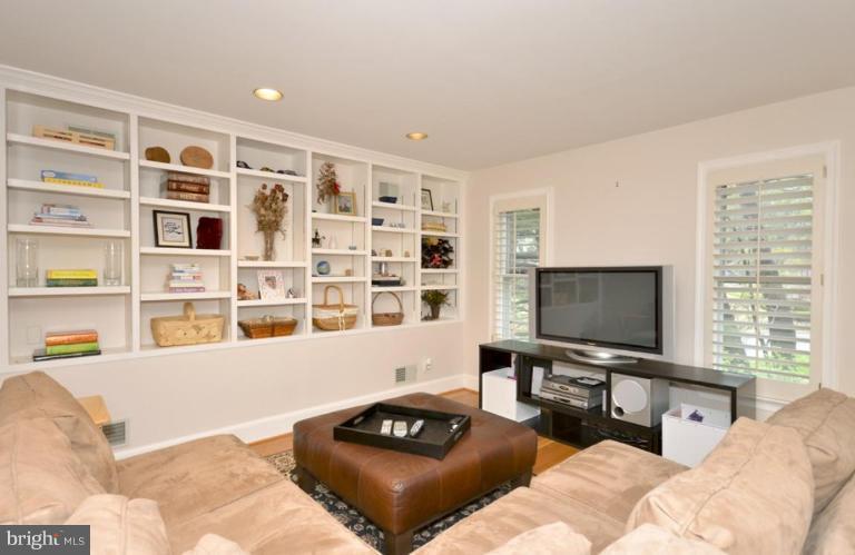 3603 Military Road Arlington, VA 22207 - Photo 8 of 21 Family Room