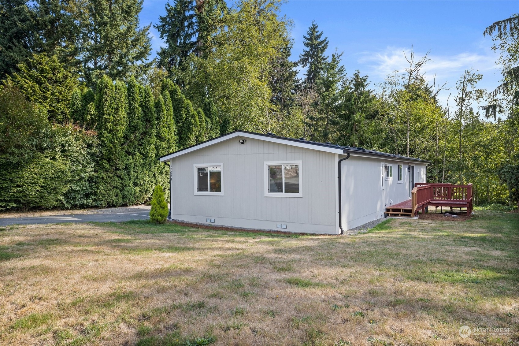 a view of a house with backyard