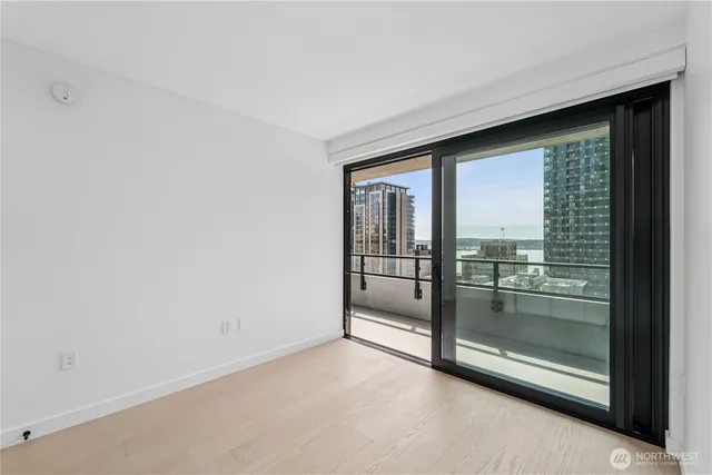 a view of entryway with window