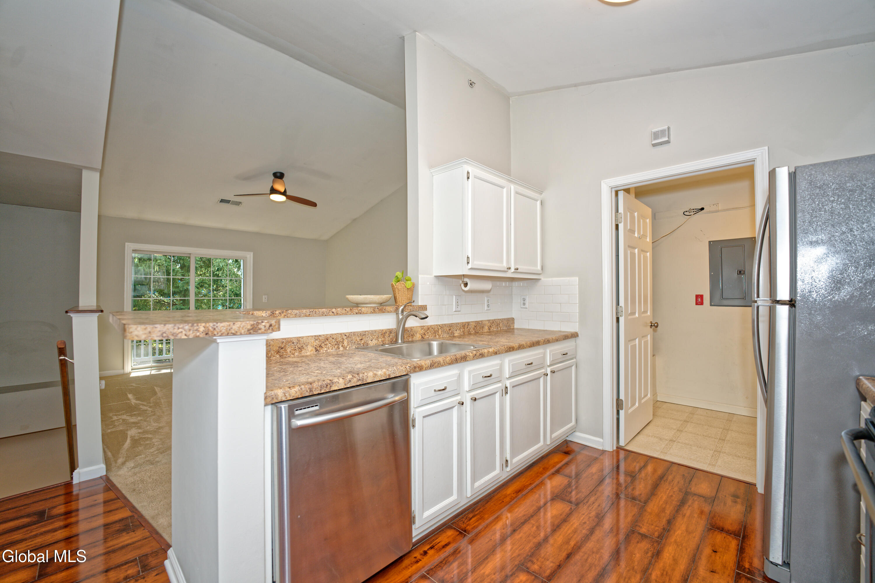 205 Cedar Run Rensselaer, NY 12144 - Photo 6 of 36 3 Kitchen 2