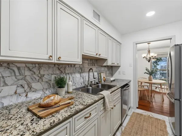 $1,850 | 6036 Birchbrook Drive, Unit 226, Dallas, TX 75206