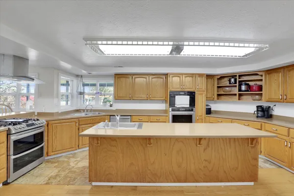 $1,149,900 | 11224 North Honeymoon Bay Road, Newman Lake, WA 99025