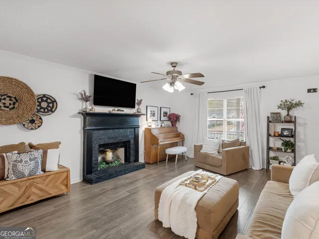 a view of a livingroom with furniture