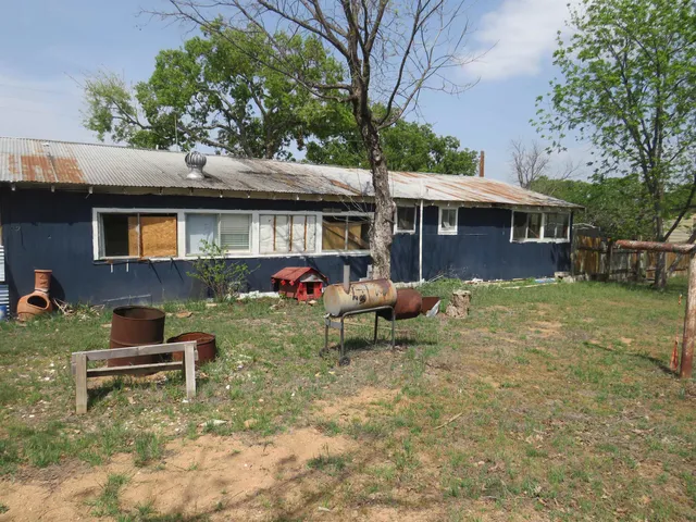 a view of a house with backyard