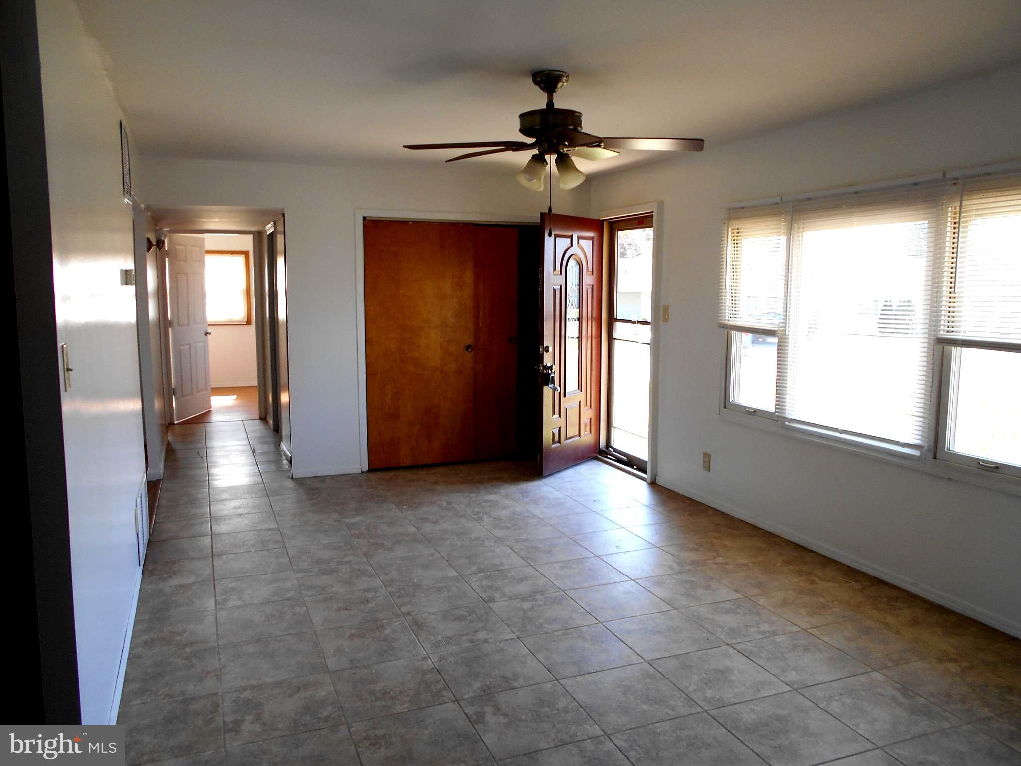 Living room w/double ceramic tile fl, ceiling fan