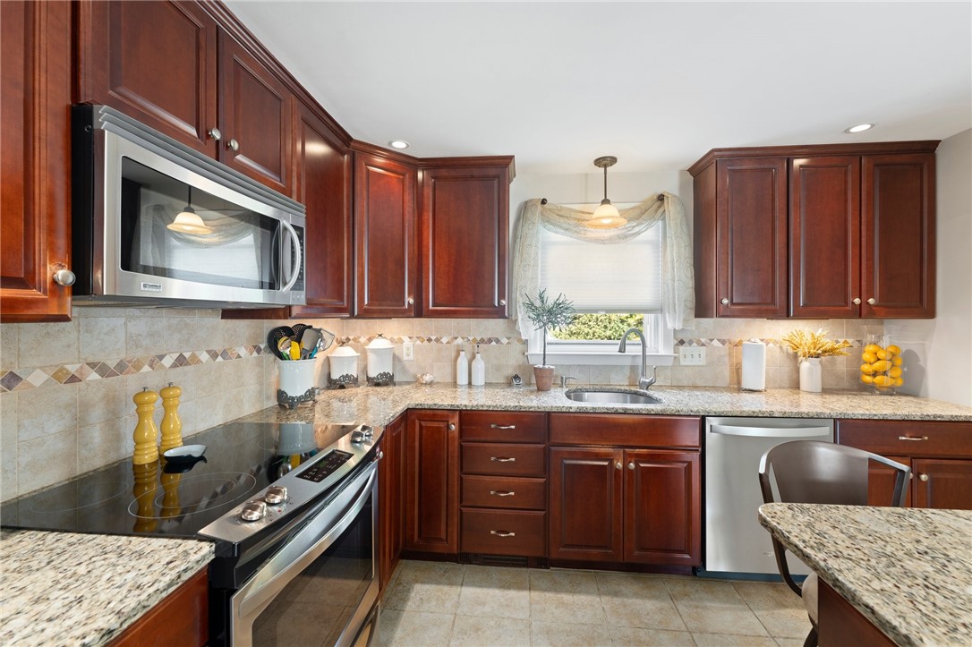 8 Arnold Drive Johnston, RI 02919 - Photo 2 of 16