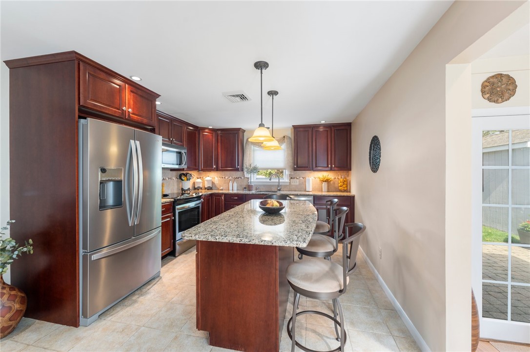 8 Arnold Drive Johnston, RI 02919 - Photo 3 of 16