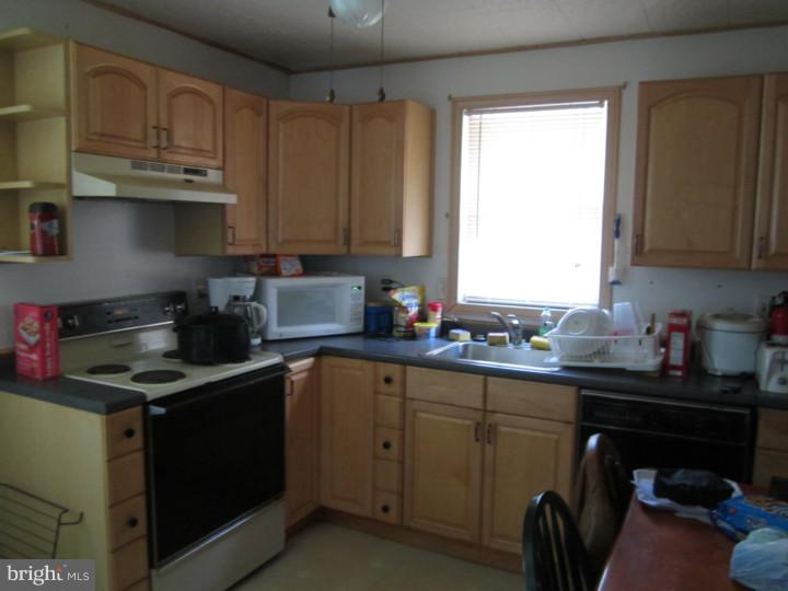 429 Ruth Avenue Aston, PA 19014 - Photo 3 of 11 Kitchen