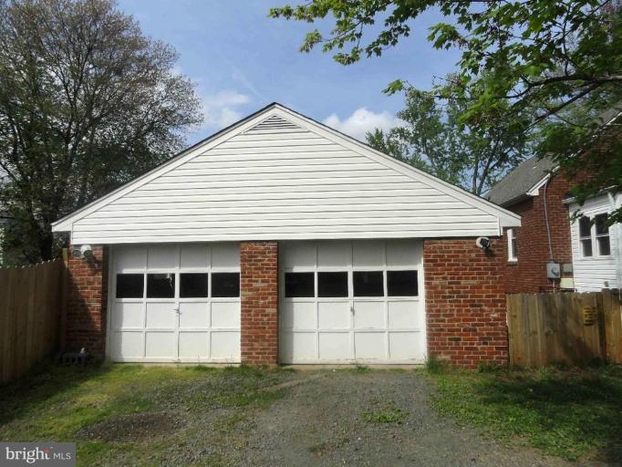 3824 Chantilly Road Chantilly, VA 20151 - Photo 2 of 20 Garage 1