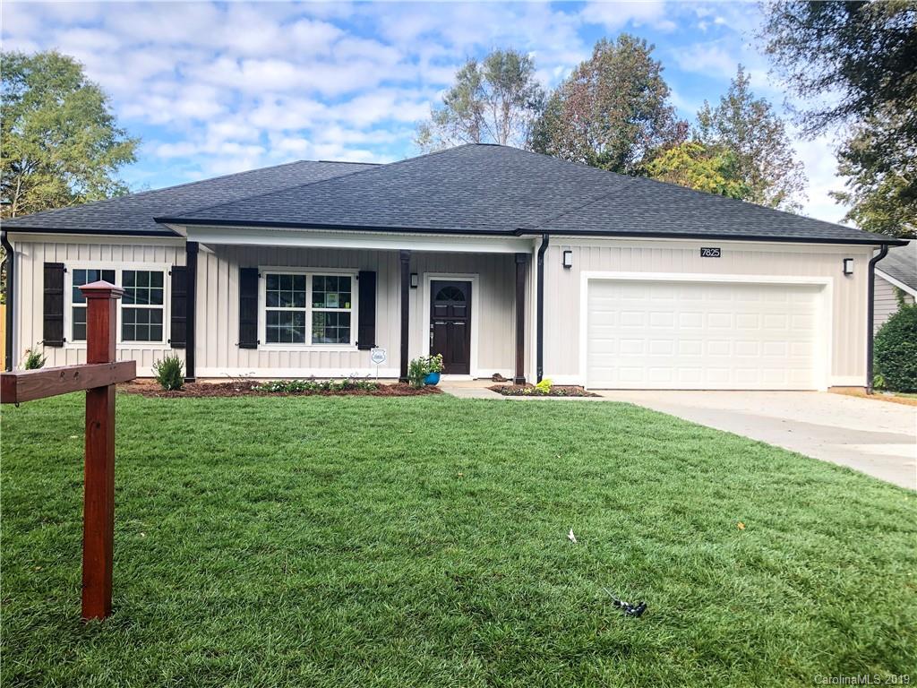 a view of a house with yard