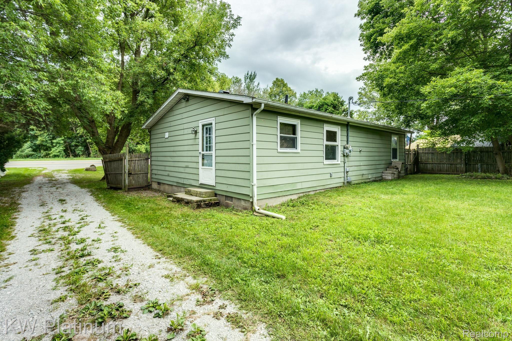 10706 Metcalf Road Yale, MI 48097 - Photo 7 of 26 10706 Metcalf Rd (6 of 28).jpg