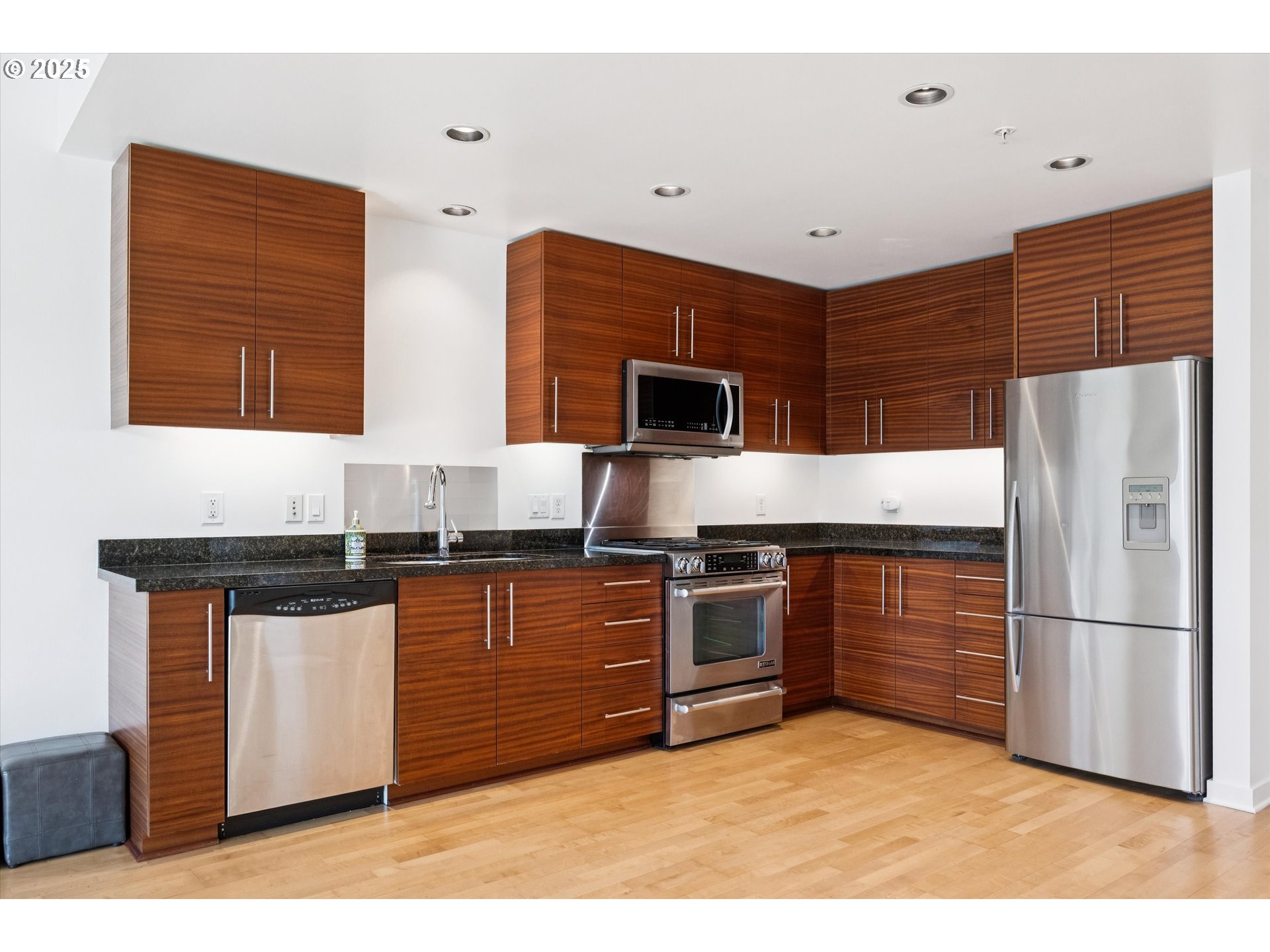1830 Northwest Riverscape Street, Unit 405 Portland, OR 97209 - Photo 18 of 45 Kitchen/Dining Room
