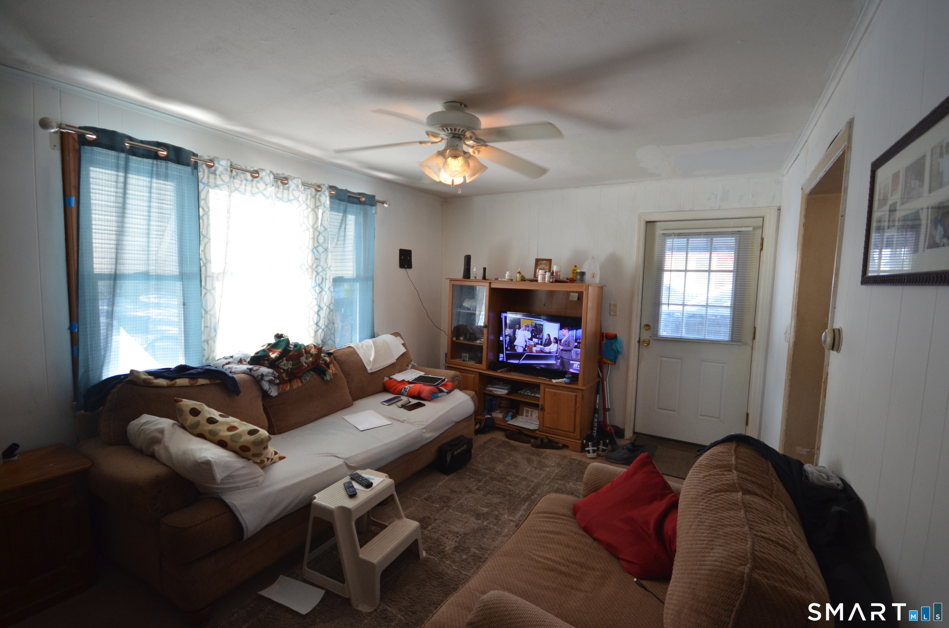 85 Alexander Drive Bridgeport, CT 06606 - Photo 10 of 24 a living room with furniture and a flat screen tv