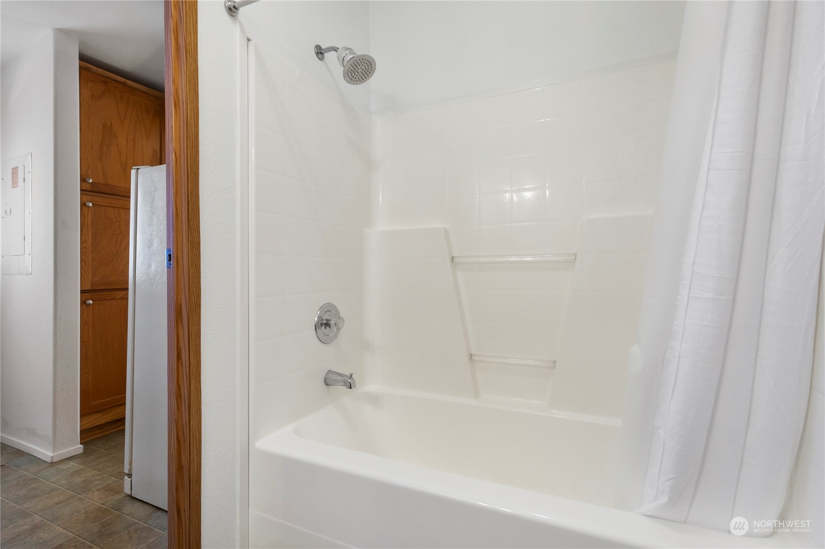 1208 Spruce Drive Enumclaw, WA 98022 - Photo 19 of 25 a bathroom with a bathtub