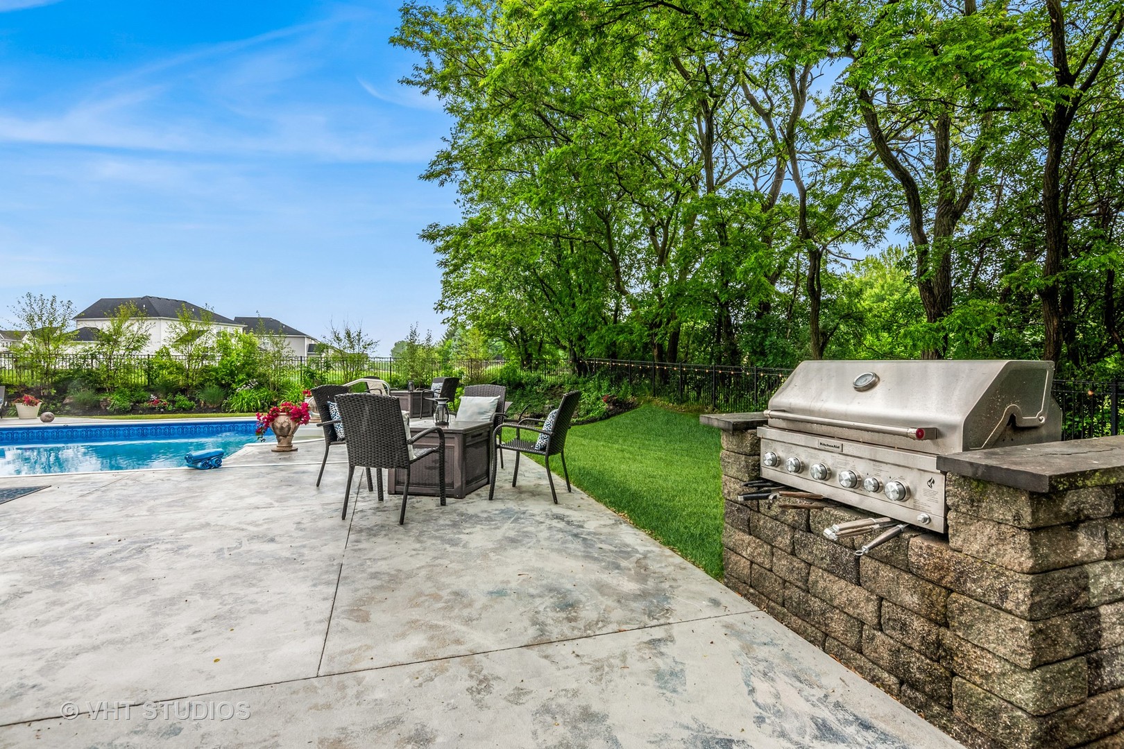 900 Legacy Ridge Algonquin, IL 60102 - Photo 36 of 41 a view of a chairs and table in the garden