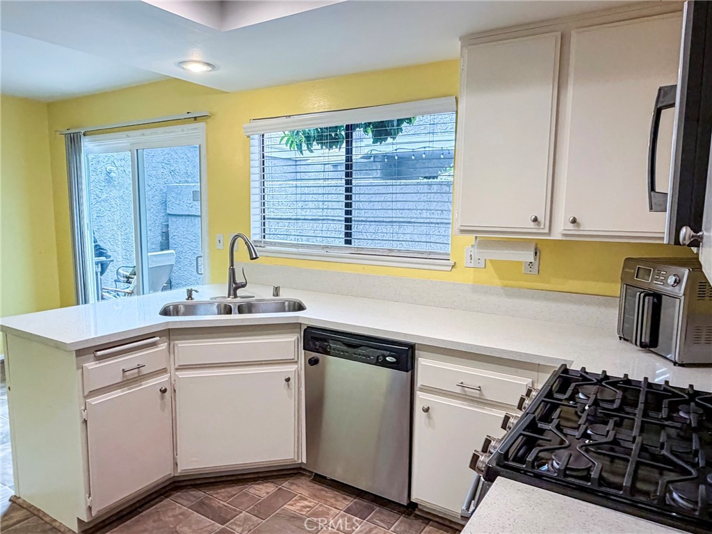 929 Thistlegate Road Oak Park, CA 91377 - Photo 10 of 27 Gallery Image 10