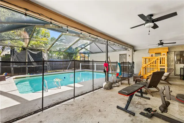 a view of a backyard