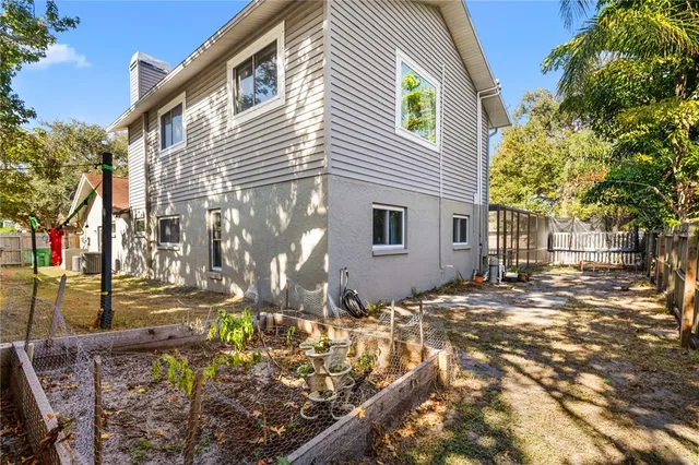 a view of a house with backyard