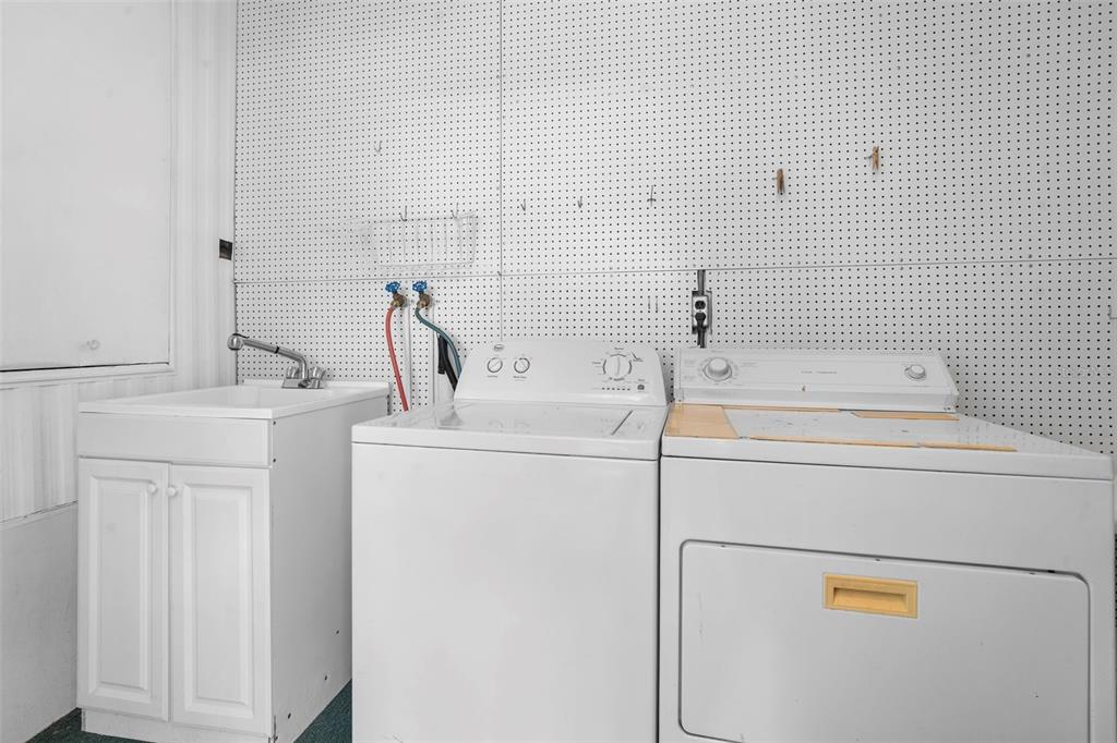 105 Florence Boulevard DeBary, FL 32713 - Photo 21 of 31 a bathroom with a sink and a washing machine