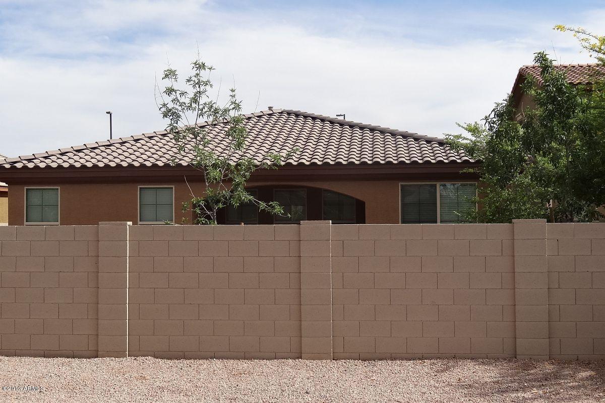 2989 East Ridgewood Lane Gilbert, AZ 85298 - Photo 27 of 29 28-Large, private back yard