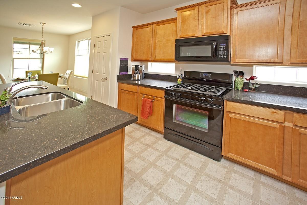 2989 East Ridgewood Lane Gilbert, AZ 85298 - Photo 5 of 29 06-Quartz countertops & gas stove