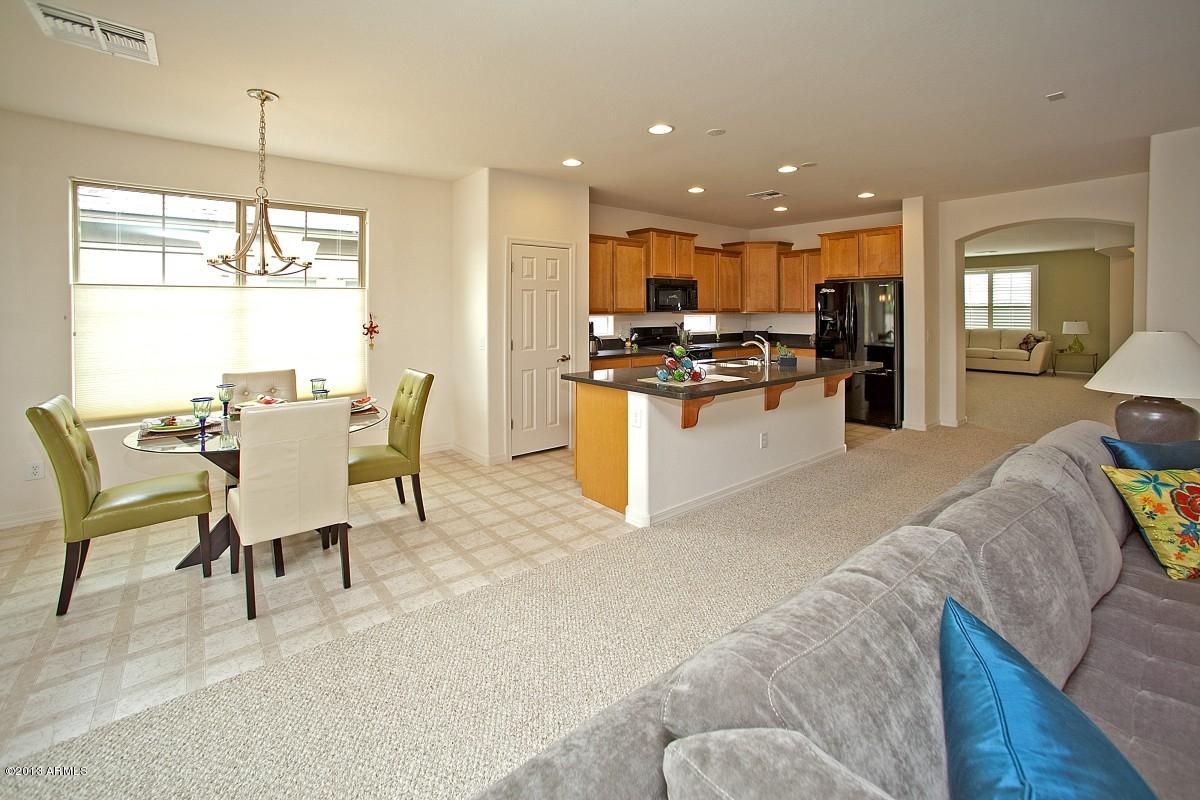 2989 East Ridgewood Lane Gilbert, AZ 85298 - Photo 8 of 29 09-Kitchen/Family Room