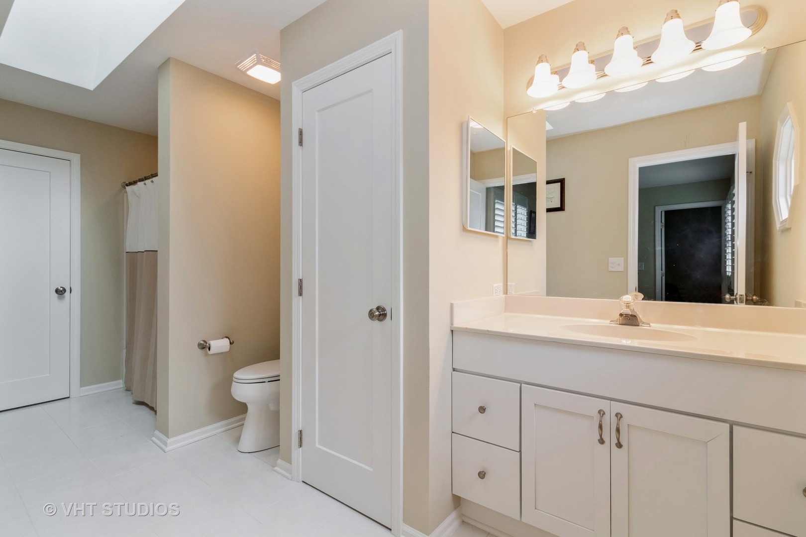 14520 Lake Ridge Road Orland Park, IL 60462 - Photo 13 of 16 a bathroom with a toilet sink and mirror