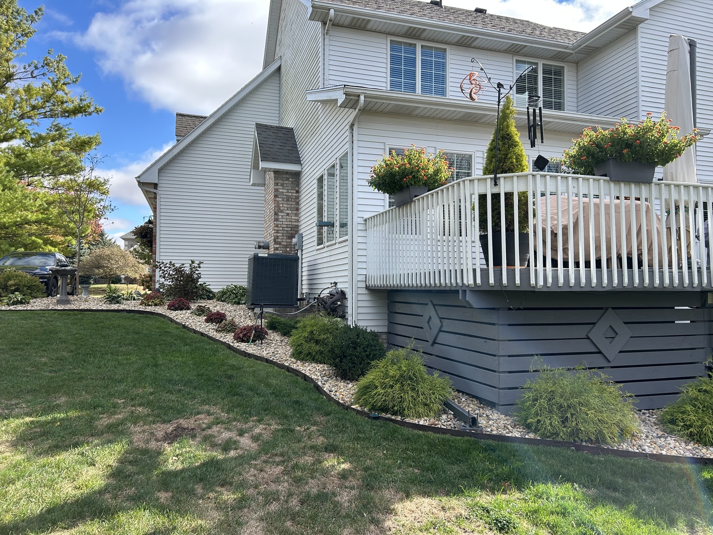 2006 Woodbine Road Bloomington, IL 61704 - Photo 96 of 98 a front view of a house with garden