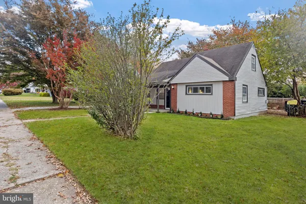 a view of a house with backyard and garden