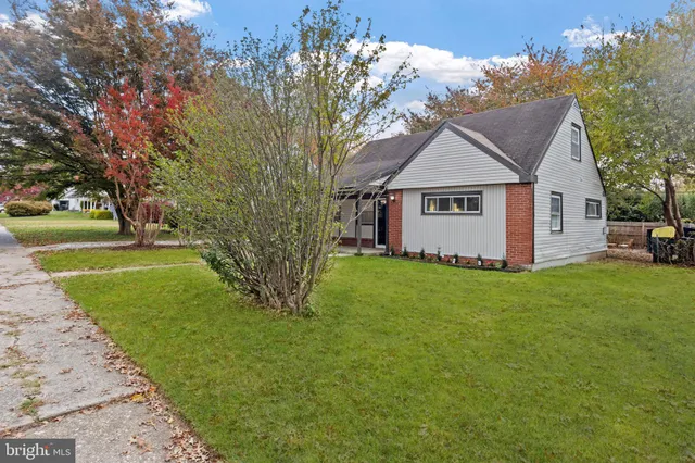 a view of a house with backyard and garden