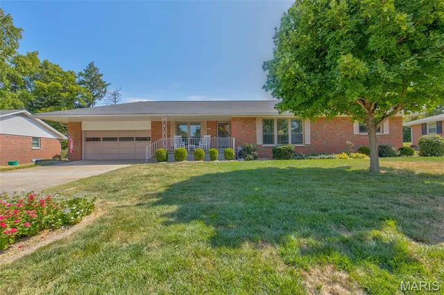 $223,000 | 3303 Greenwood Lane, Godfrey, IL 62035