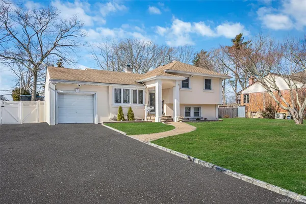 $799,999 | 86 Overlook Drive, East Islip, NY 11730