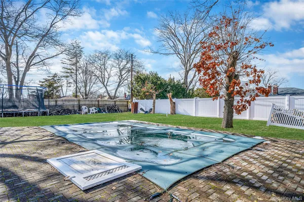 $799,999 | 86 Overlook Drive, East Islip, NY 11730