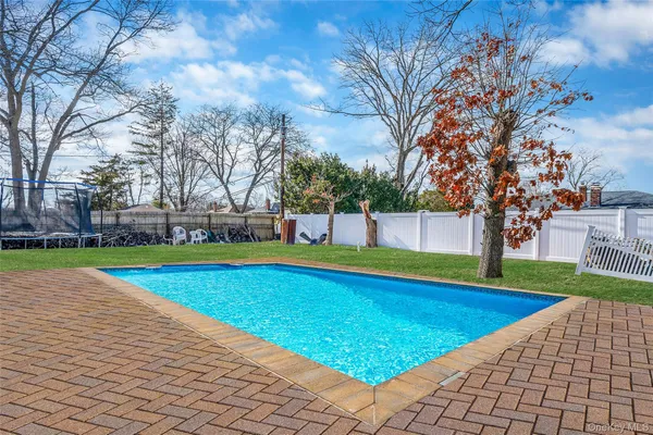 $799,999 | 86 Overlook Drive, East Islip, NY 11730