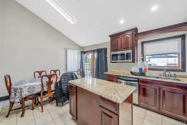 $799,999 | 86 Overlook Drive, East Islip, NY 11730