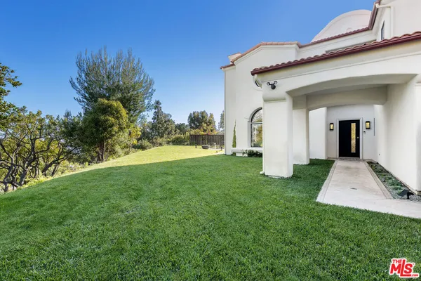 a view of a house with backyard
