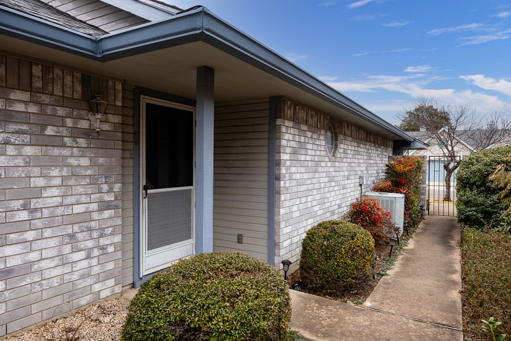 411 Fitch Street Kerrville, TX 78028 - Photo 4 of 33 a view of a backyard