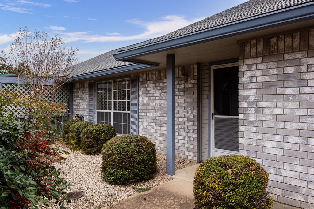 411 Fitch Street Kerrville, TX 78028 - Photo 5 of 33 a front view of a house