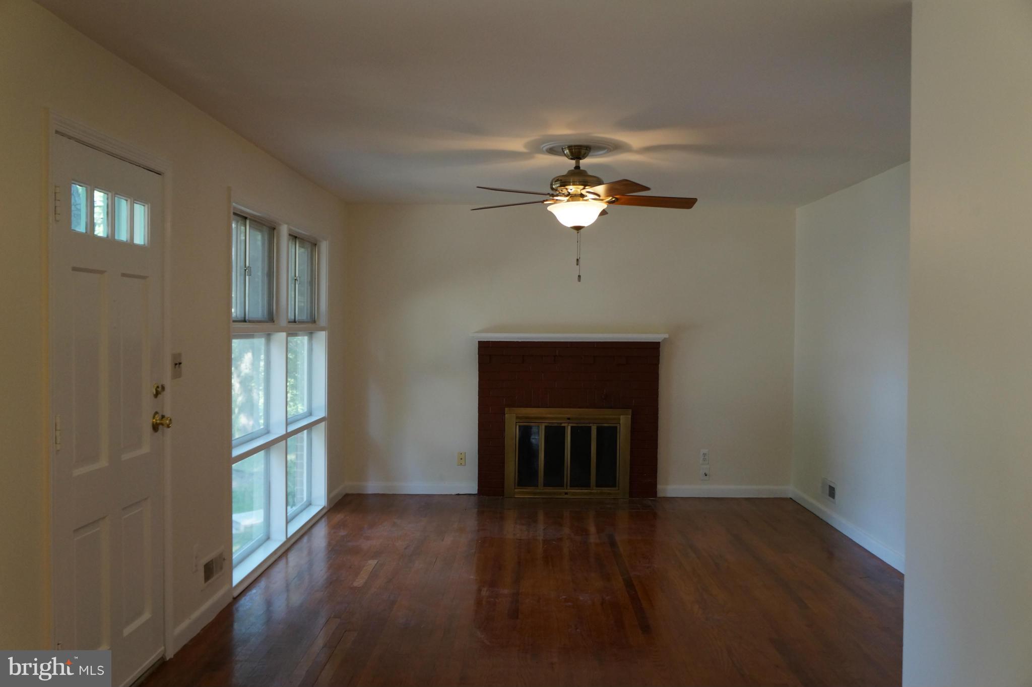 5884 9th Road North Arlington, VA 22205 - Photo 2 of 12 Living Room