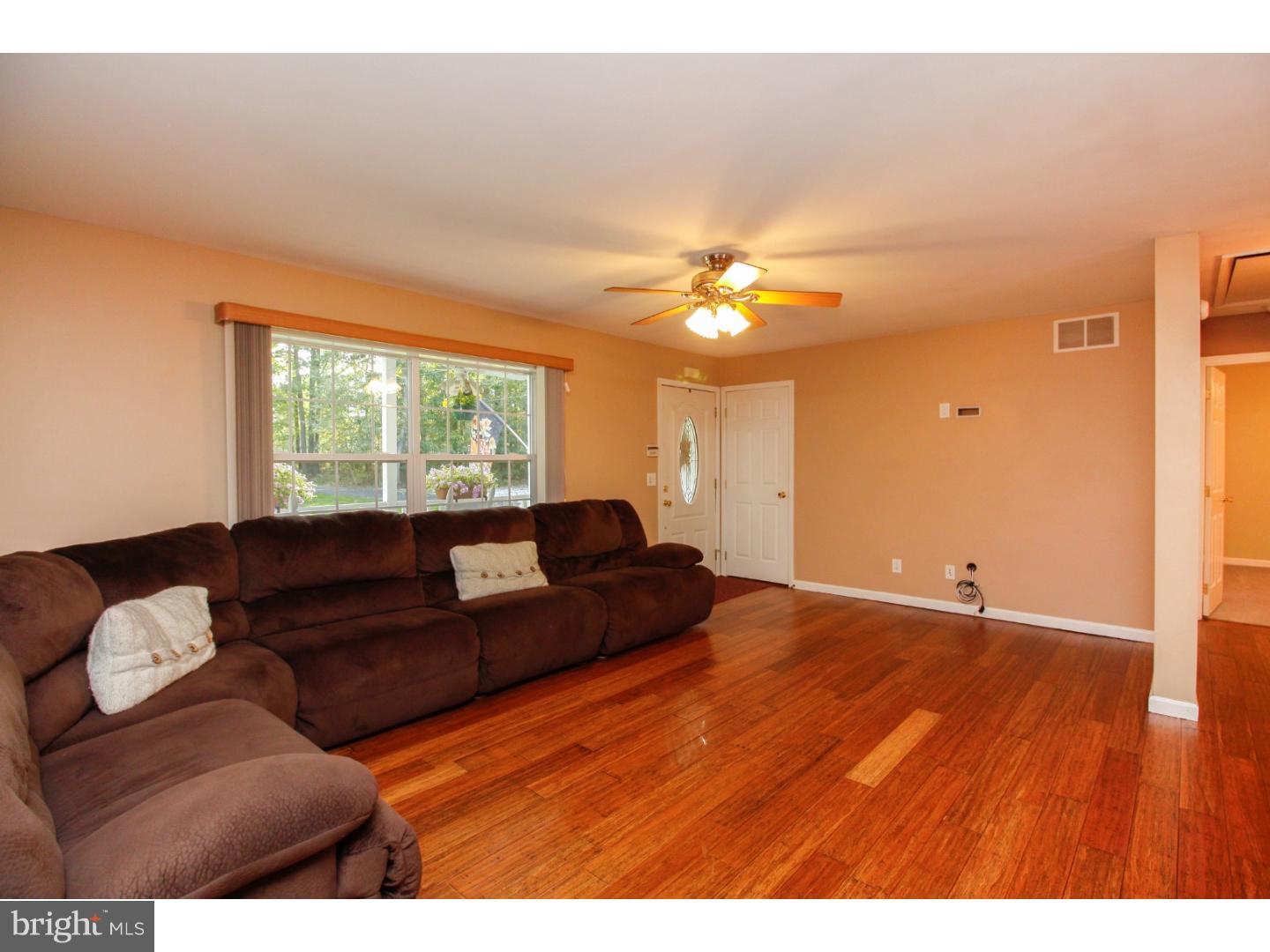 4626 Post Road Vineland, NJ 08360 - Photo 4 of 25 Living Room