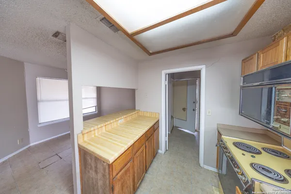 a view of a backyard with pathway