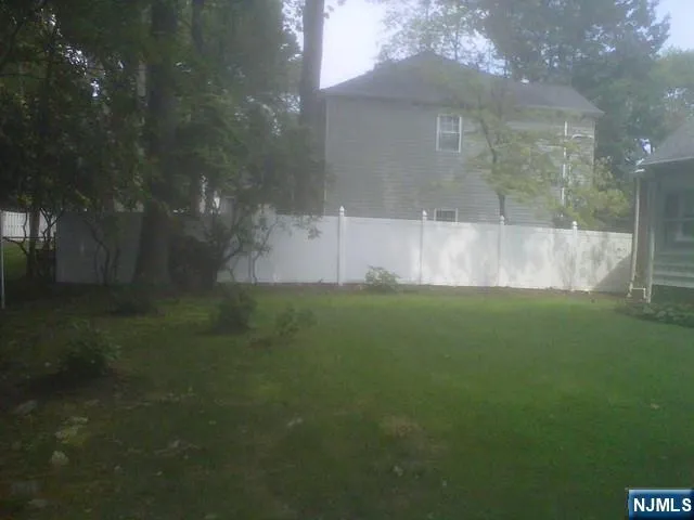a view of a back yard
